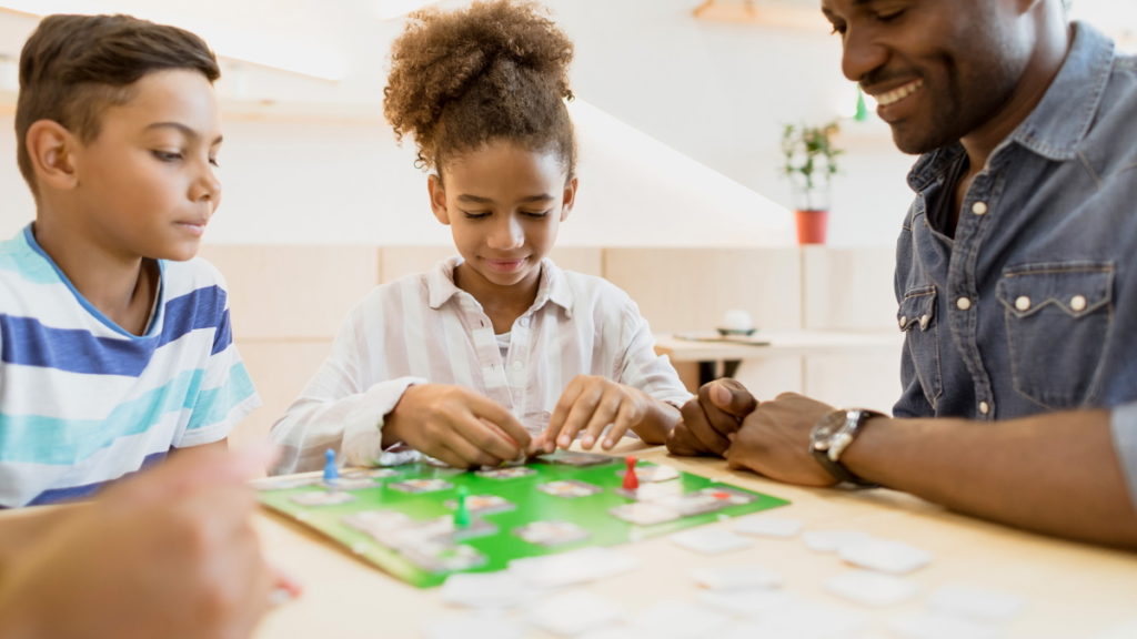 Família a jogar jogos de tabuleiro em casa